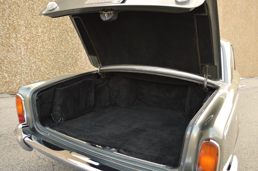 Fazit – Die noble Revolution auf Rädern Der Rolls-Royce Silver Shadow Standard Saloon von 1969 steht sinnbildlich für den Übergang von klassischem Luxus zu moderner Ingenieurskunst. Er ist weniger ein Auto als eine Erfahrung: leise, majestätisch und technisch faszinierend. Wer heute einen Silver Shadow besitzt oder erwerben möchte, hält ein Stück britischer Automobilgeschichte in den Händen – und investiert in einen Klassiker, dessen Wert und Charisma mit jedem Jahr wachsen.