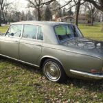 Fazit – Die noble Revolution auf Rädern Der Rolls-Royce Silver Shadow Standard Saloon von 1969 steht sinnbildlich für den Übergang von klassischem Luxus zu moderner Ingenieurskunst. Er ist weniger ein Auto als eine Erfahrung: leise, majestätisch und technisch faszinierend. Wer heute einen Silver Shadow besitzt oder erwerben möchte, hält ein Stück britischer Automobilgeschichte in den Händen – und investiert in einen Klassiker, dessen Wert und Charisma mit jedem Jahr wachsen.