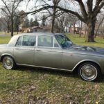 Fazit – Die noble Revolution auf Rädern Der Rolls-Royce Silver Shadow Standard Saloon von 1969 steht sinnbildlich für den Übergang von klassischem Luxus zu moderner Ingenieurskunst. Er ist weniger ein Auto als eine Erfahrung: leise, majestätisch und technisch faszinierend. Wer heute einen Silver Shadow besitzt oder erwerben möchte, hält ein Stück britischer Automobilgeschichte in den Händen – und investiert in einen Klassiker, dessen Wert und Charisma mit jedem Jahr wachsen.