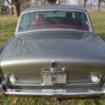 Fazit – Die noble Revolution auf Rädern Der Rolls-Royce Silver Shadow Standard Saloon von 1969 steht sinnbildlich für den Übergang von klassischem Luxus zu moderner Ingenieurskunst. Er ist weniger ein Auto als eine Erfahrung: leise, majestätisch und technisch faszinierend. Wer heute einen Silver Shadow besitzt oder erwerben möchte, hält ein Stück britischer Automobilgeschichte in den Händen – und investiert in einen Klassiker, dessen Wert und Charisma mit jedem Jahr wachsen.