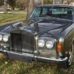 Fazit – Die noble Revolution auf Rädern Der Rolls-Royce Silver Shadow Standard Saloon von 1969 steht sinnbildlich für den Übergang von klassischem Luxus zu moderner Ingenieurskunst. Er ist weniger ein Auto als eine Erfahrung: leise, majestätisch und technisch faszinierend. Wer heute einen Silver Shadow besitzt oder erwerben möchte, hält ein Stück britischer Automobilgeschichte in den Händen – und investiert in einen Klassiker, dessen Wert und Charisma mit jedem Jahr wachsen.