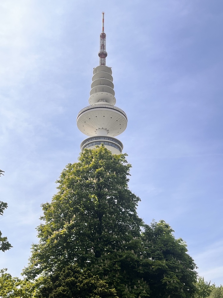 Der Hamburger Fernsehturm, auch Tele-Michel genannt: Geschichte, Schließung seit 2001, aktuelle Sanierungspläne, Kosten und geplante Wiedereröffnung 2031.