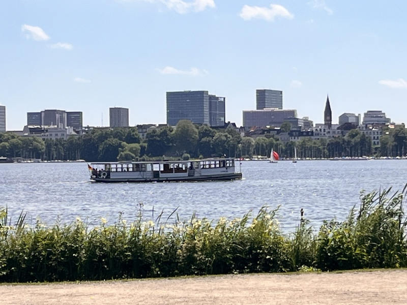 Die Alster in Hamburg – vom Mühlenteich zum vielleicht schönsten Wohnzimmer der Stadt. Alsterdampfer