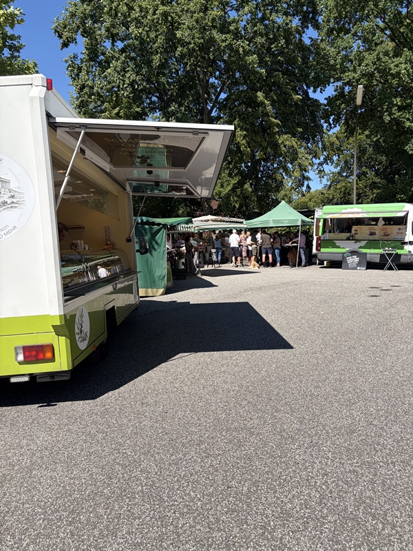 Wochenmarkt Turmweg Hamburg – der Markt, auf dem man eigentlich nur Tomaten kaufen wollte und zum Mittagessen bleibt