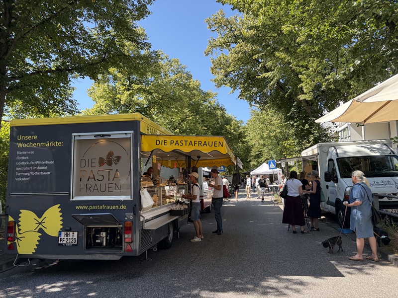 er Wochenmarkt am Turmweg in Hamburg-Rotherbaum: rund 50 Händler, Obst, Gemüse, Fisch, Käse, Antipasti und überraschend guter Mittagstisch. Öffnungszeiten, beste Besuchszeit und Insider-Tipps.