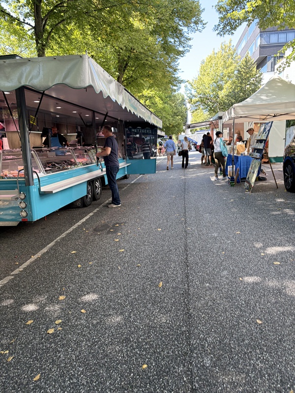 Wochenmarkt Turmweg Hamburg – der Markt, auf dem man eigentlich nur Tomaten kaufen wollte und zum Mittagessen bleibt