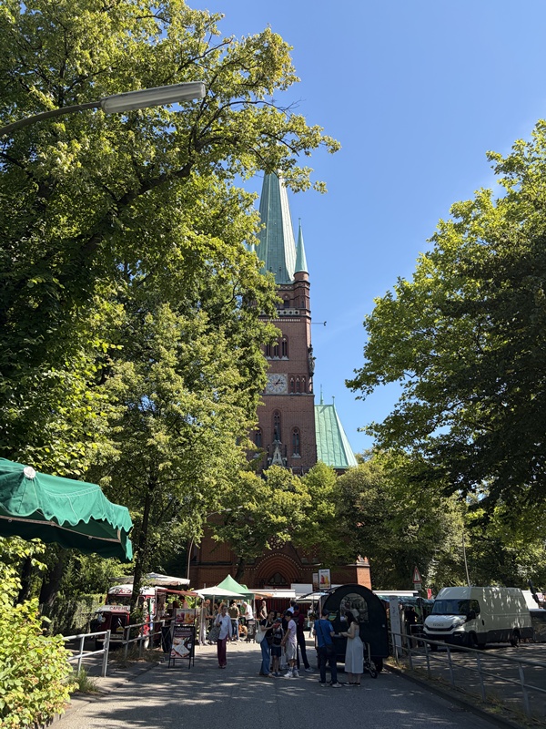 Wochenmarkt Turmweg Hamburg – der Markt, auf dem man eigentlich nur Tomaten kaufen wollte und zum Mittagessen bleibt