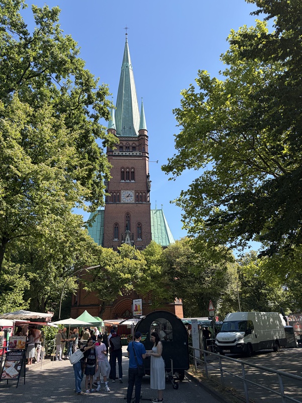 Wochenmarkt Turmweg Hamburg – der Markt, auf dem man eigentlich nur Tomaten kaufen wollte und zum Mittagessen bleibt