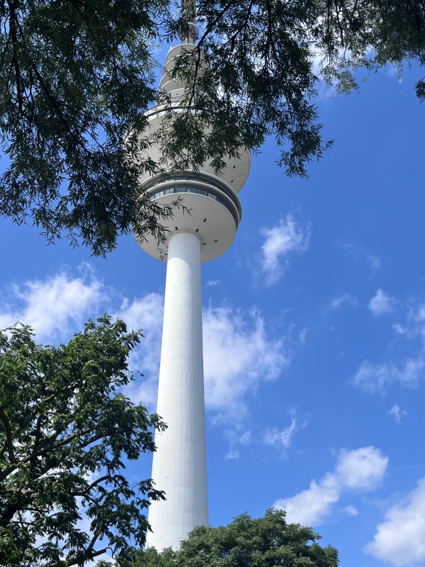 Der Hamburger Fernsehturm, auch Tele-Michel genannt: Geschichte, Schließung seit 2001, aktuelle Sanierungspläne, Kosten und geplante Wiedereröffnung 2031.