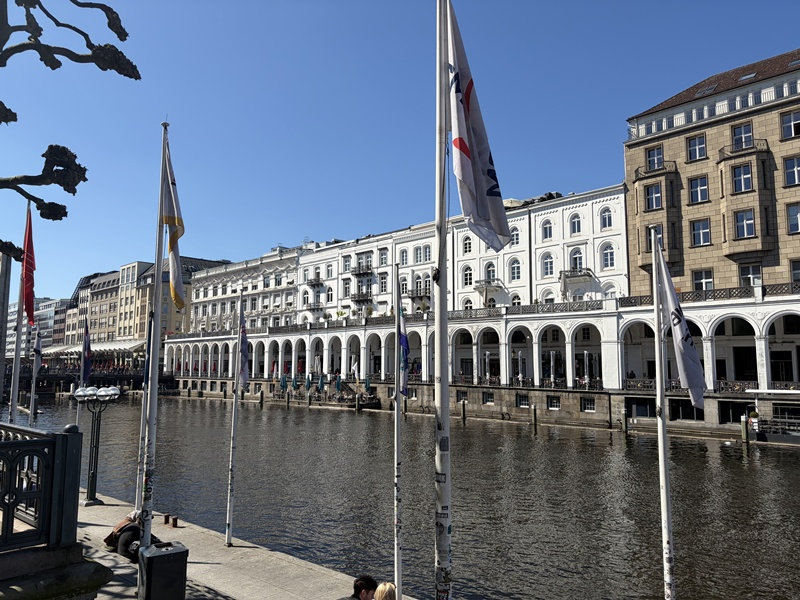 Nach dem Brand von 1842 entstand auch der Rathausmarkt neu. Das städtebauliche Vorbild war ausgerechnet der Markusplatz in Venedig: